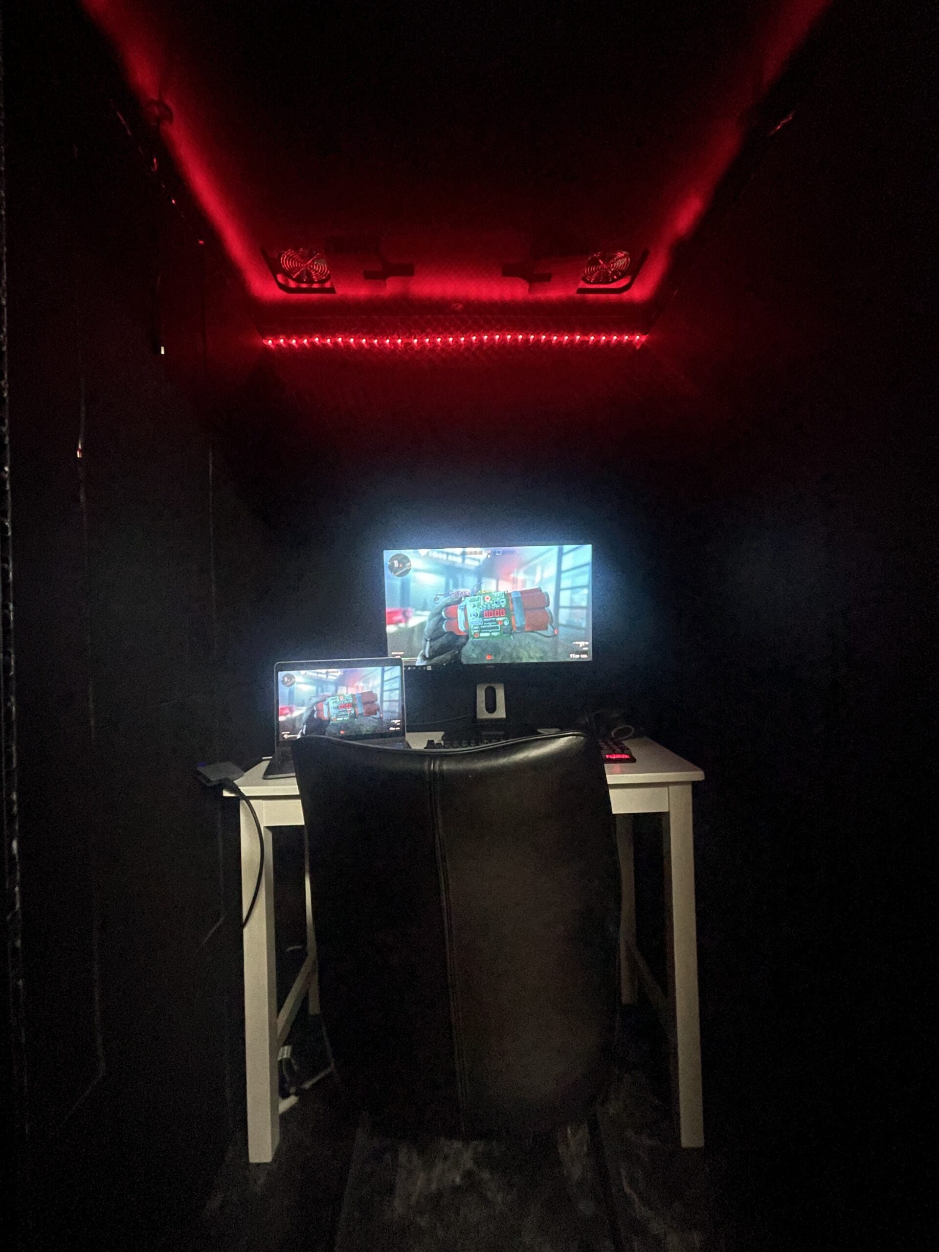 組み立て式簡易防音室 OTODASU Ⅱ-G(ブラック):内部のPCデスクとモニター(赤LEDライティング)