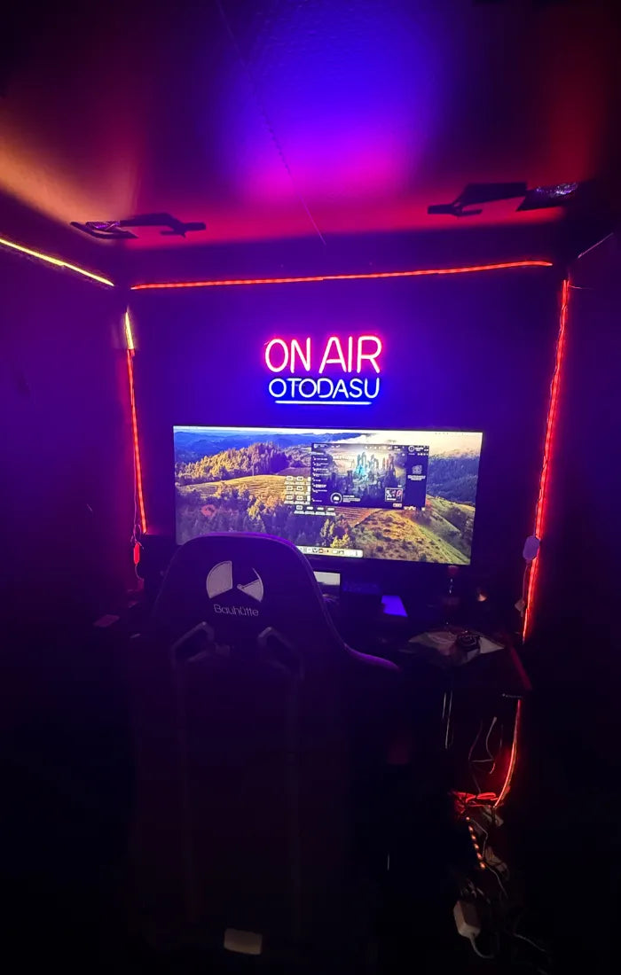組み立て式簡易防音室 OTODASU DX145-G(ブラック):「ON AIR」サインとLEDのゲーミングルーム内装