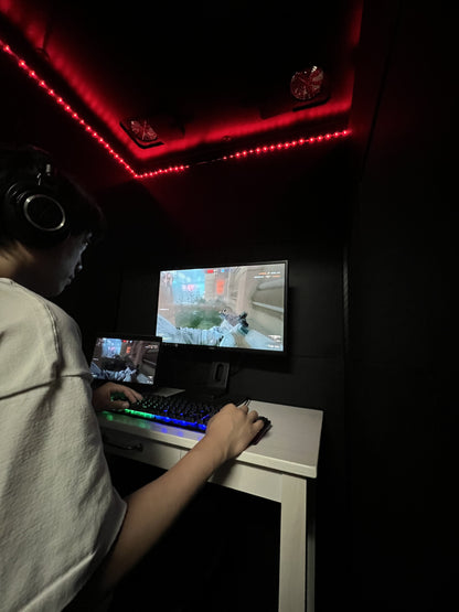 組み立て式簡易防音室 OTODASU Ⅱ-G（ブラック）：内部でゲームをプレイする男性の後ろ姿