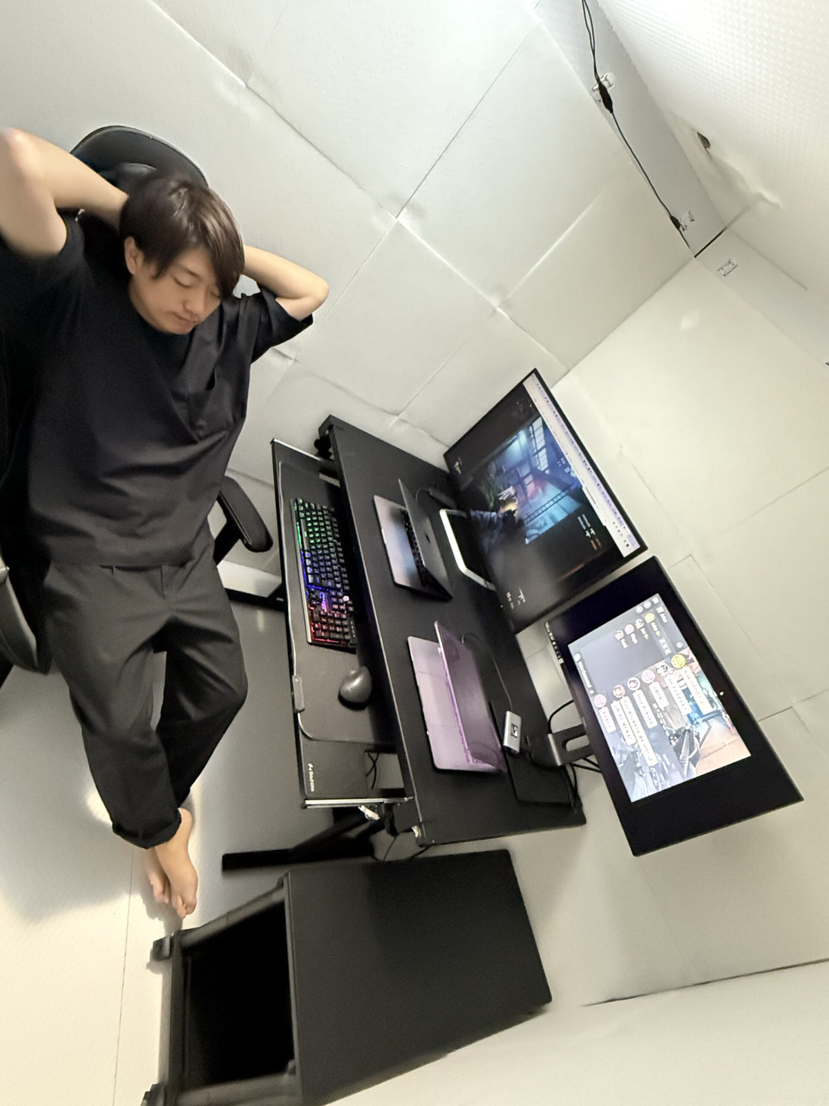 組み立て式簡易防音室 OTODASU DX160（ホワイト）：内部の広さがわかる俯瞰（人物とデュアルモニター）