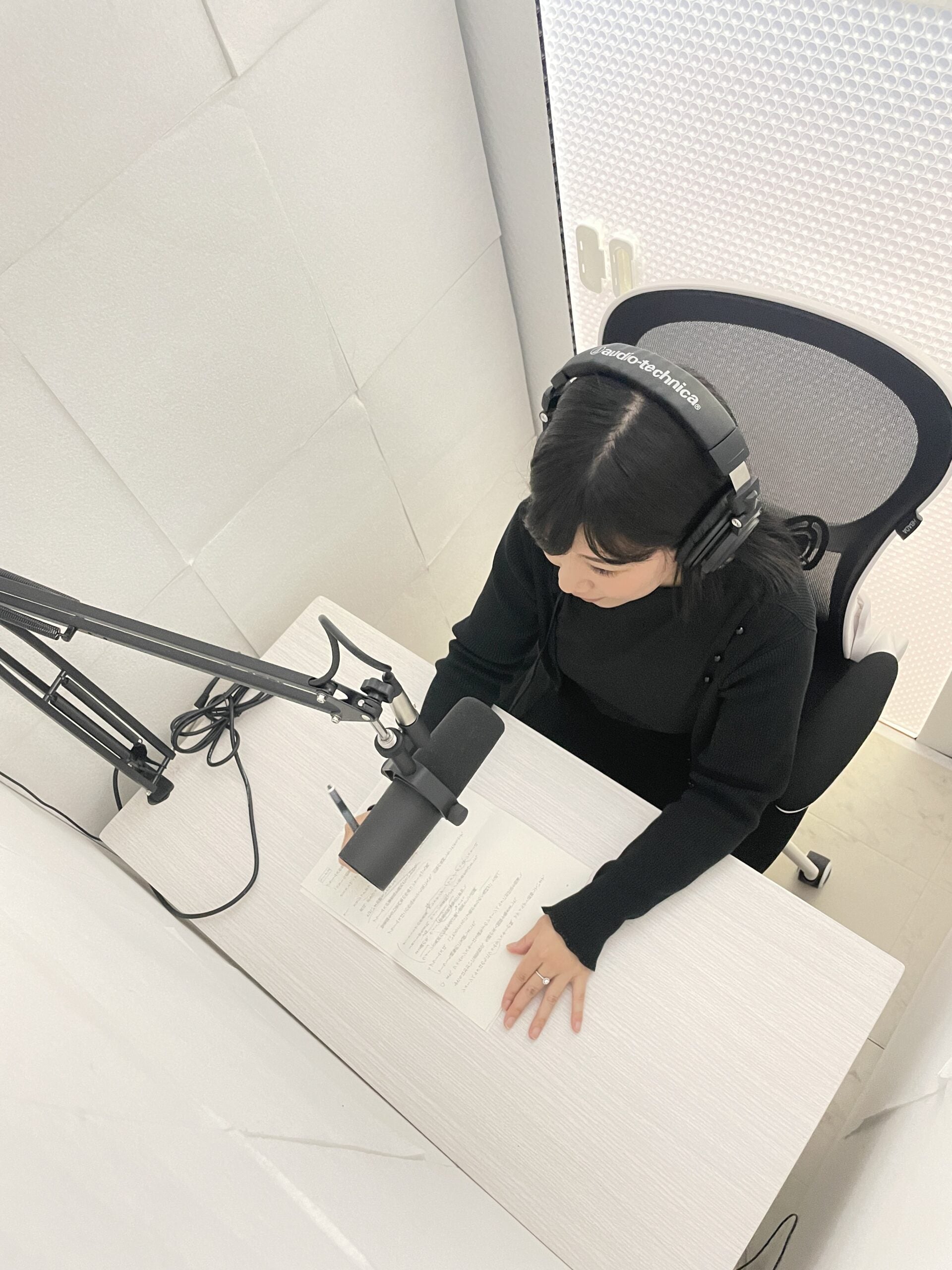組み立て式簡易防音室 OTODASU Ⅱ 吸音材付き（ホワイト）：内部でマイクに向かって配信・収録する様子（俯瞰）