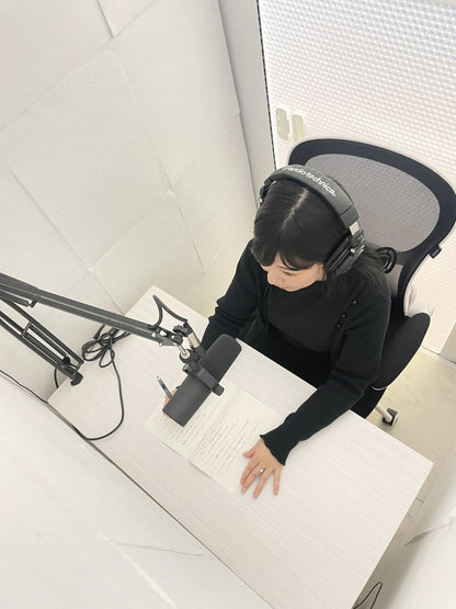 組み立て式簡易防音室 OTODASU Ⅱ 吸音材付き（ホワイト）：内部でマイクに向かって配信・収録する様子（俯瞰）