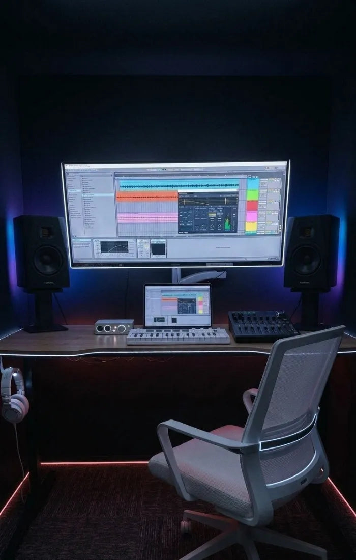 組み立て式簡易防音室 OTODASU DX145-G（ブラック）：内部に組んだDTM環境（大型モニターとスピーカー）