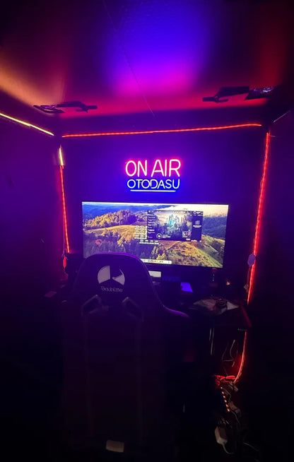 組み立て式簡易防音室 OTODASU DX145-G（ブラック）：「ON AIR」サインとLEDのゲーミングルーム内装
