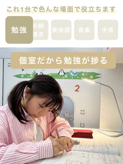 組み立て式簡易防音室 OTODASU KIDS（ホワイト）：KIDS内部で勉強する女の子（個室だから勉強が捗る）