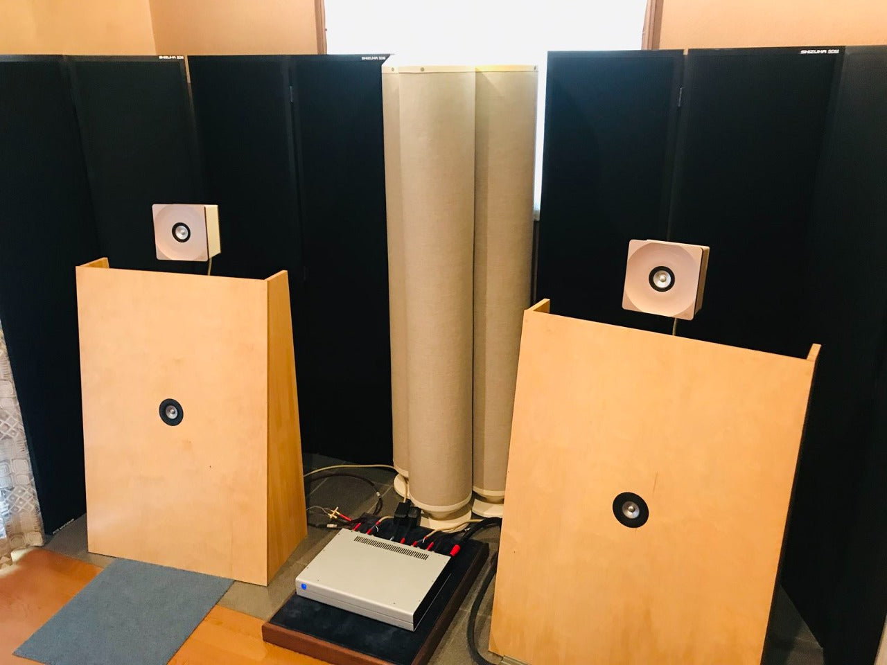 静科 SSP 自立式吸音パネル SDM-1800（1800×900mm）：スタジオでスピーカー背面に立てた使用例｜メーカー公式写真